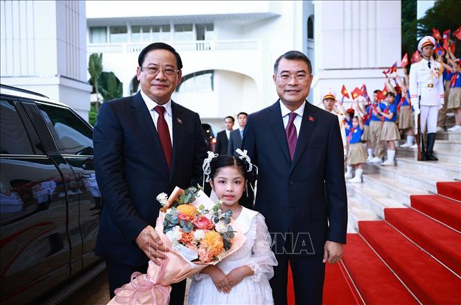 Thiếu nhi Thủ đô tặng hoa chào mừng Thủ tướng Lào Sonexay Siphandone thăm chính thức Việt Nam và tham dự Diễn đàn Tương lai ASEAN lần thứ ba. Ảnh: Dương Giang – TTXVN