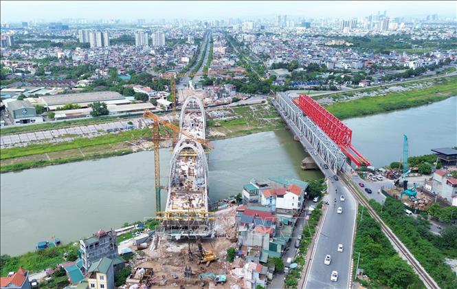 Khi hoàn thành, cầu Đuống mới sẽ được đấu thẳng với đường Ngô Gia Tự, phường Việt Hưng. Ảnh: Quốc Khánh - TTXVN