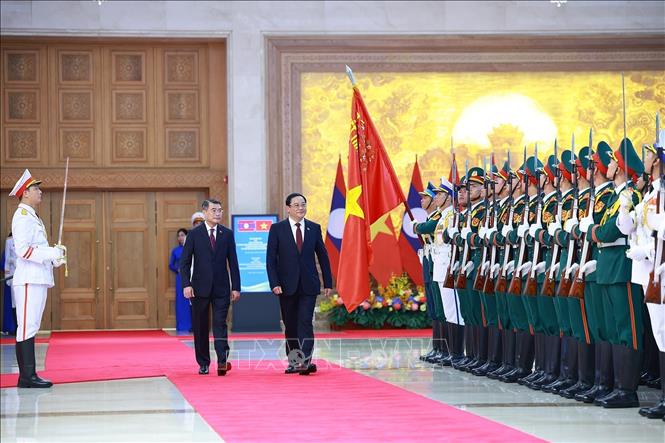 Thủ tướng Lê Minh Hưng và Thủ tướng Lào Sonexay Siphandone duyệt Đội danh dự Quân đội nhân dân Việt Nam. Ảnh: Dương Giang – TTXVN