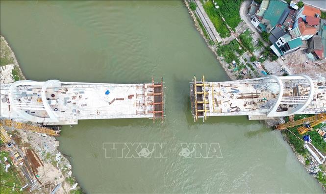 Cầu Đuống mới dự kiến sẽ được hợp long nhịp chính trên sông vào tháng 7/2026. Ảnh:Quốc Khánh - TTXVN