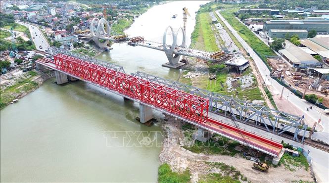 Cầu đường sắt mới (màu đỏ) nằm ngay sát vị trí cầu Đuống cũ. Ảnh: Quốc Khánh - TTXVN