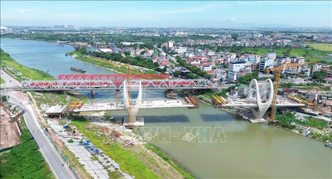 Vị tri cầu Đuống mới được xây dựng song song với vị trí cầu Đuống cũ về phía hạ lưu. Ảnh: Quốc Khánh - TTXVN