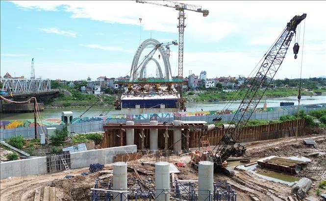 Đến thời điểm tháng 6/2026, nhà thầu đang đẩy nhanh tiến độ thi công các trụ thuộc đường dẫn hai phía đầu cầu. Ảnh: Quốc Khánh - TTXVN