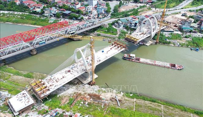 Dự án cầu Đuống mới băng băng về đích sau gần 3 năm thi công. Ảnh: Quốc Khánh - TTXVN
