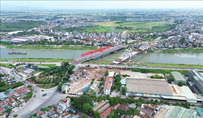 Khi hoàn thành, cầu Đuống mới sẽ được đấu thẳng với đường Ngô Gia Tự, phường Việt Hưng và phía bên kia là đường Hà Huy Tập, xã Phù Đổng. Ảnh: Quốc Khánh - TTXVN