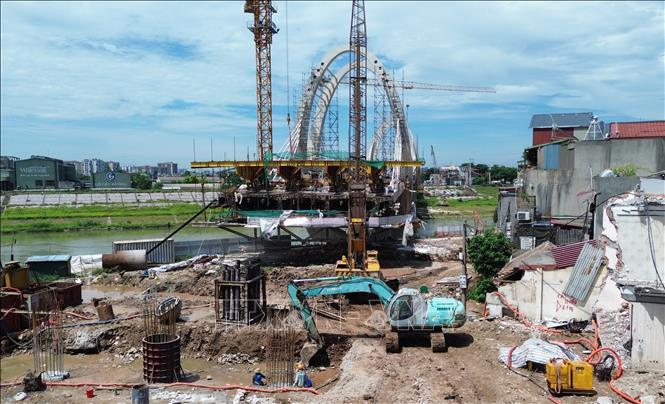 Không khí thi công khẩn trương trên công trường cầu Đuống mới. Ảnh: Quốc Khánh - TTXVN