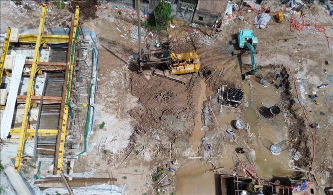 Nhà thầu triển khai thi công trụ đường dẫn phía xã Phù Đổng. Ảnh: Quốc Khánh - TTXVN