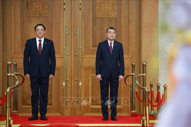 Thủ tướng Lê Minh Hưng và Thủ tướng Lào Sonexay Siphandone nghe Quân nhạc cử Quốc thiều hai nước. Ảnh: Dương Giang – TTXVN
