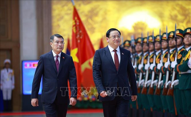 Thủ tướng Lê Minh Hưng và Thủ tướng Lào Sonexay Siphandone duyệt Đội danh dự Quân đội nhân dân Việt Nam. Ảnh: Dương Giang – TTXVN