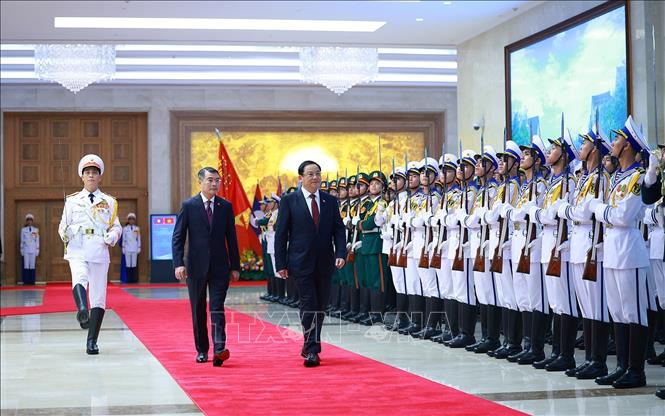 Thủ tướng Lê Minh Hưng và Thủ tướng Lào Sonexay Siphandone duyệt Đội danh dự Quân đội nhân dân Việt Nam. Ảnh: Dương Giang – TTXVN
