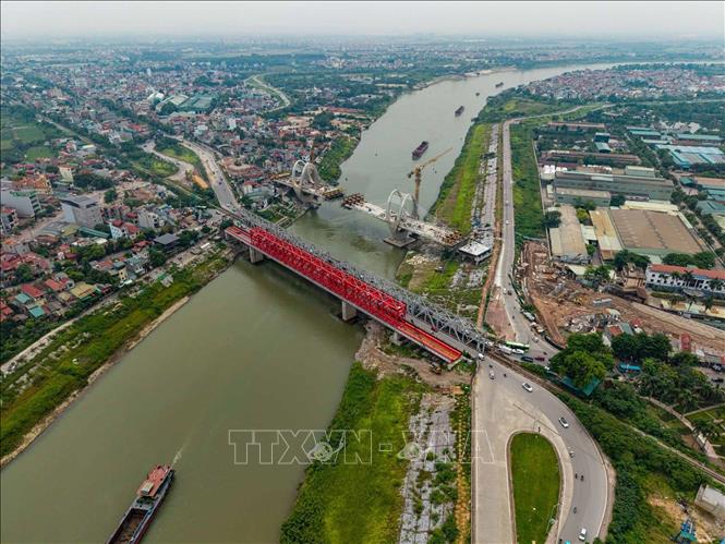 Cầu Đuống bắc qua sông Đuống với tuổi đời hơn 120 năm tuổi không chỉ giữ vai trò giao thông huyết mạch mà còn là chứng nhân của nhiều giai đoạn phát triển đô thị, kết nối phường Việt Hưng với xã Phù Đổng ngày nay. Ảnh: Phạm Tuấn Anh - TTXVN