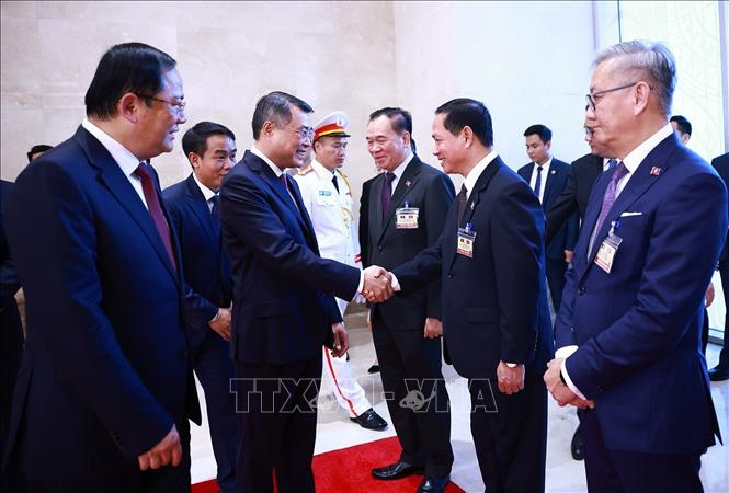 Thủ tướng Lào Sonexay Siphandone giới thiệu với Thủ tướng Lê Minh Hưng thành viên đoàn Lào sang thăm chính thức Việt Nam và tham dự Diễn đàn Tương lai ASEAN lần thứ ba. Ảnh: Dương Giang – TTXVN