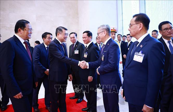 Thủ tướng Lào Sonexay Siphandone giới thiệu với Thủ tướng Lê Minh Hưng thành viên đoàn Lào sang thăm chính thức Việt Nam và tham dự Diễn đàn Tương lai ASEAN lần thứ ba. Ảnh: Dương Giang – TTXVN
