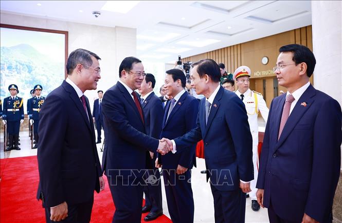 Thủ tướng Lê Minh Hưng giới thiệu với Thủ tướng Lào Sonexay Siphandone thành viên đoàn Việt Nam tham dự lễ đón. Ảnh: Dương Giang – TTXVN