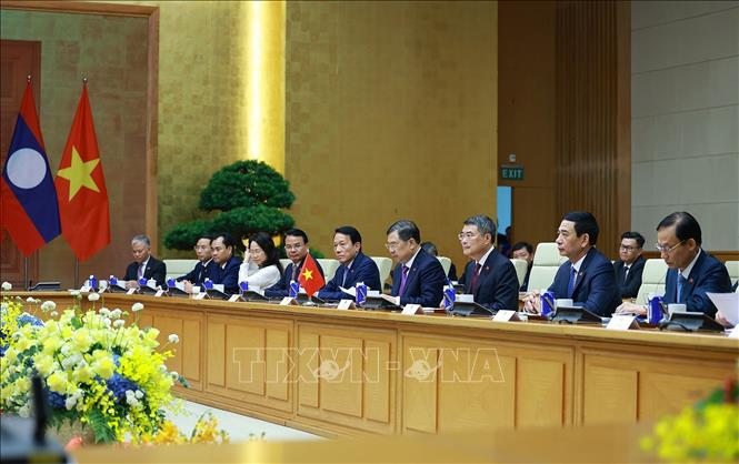 Thủ tướng Lê Minh Hưng và đoàn Việt Nam tại cuộc hội đàm với Thủ tướng Lào Sonexay Siphandone. Ảnh: Dương Giang – TTXVN
