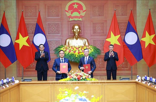 Thủ tướng Lê Minh Hưng và Thủ tướng Lào Sonexay Siphandone chứng kiến trao Thỏa thuận hợp tác giữa Bộ Tài chính Việt Nam và Bộ Tài chính Lào giai đoạn 2026 - 2030. Ảnh: Dương Giang – TTXVN 
