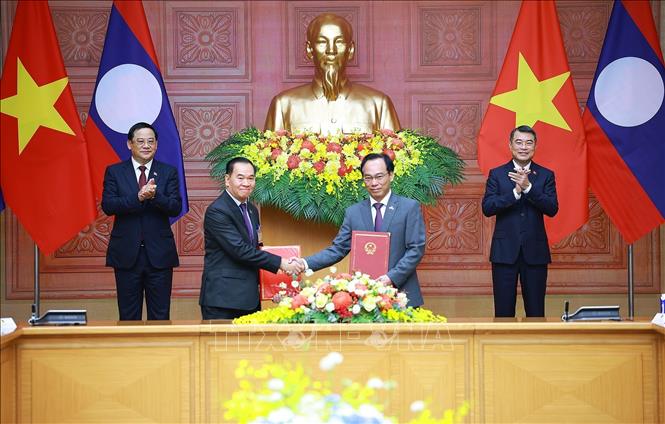 Thủ tướng Lê Minh Hưng và Thủ tướng Lào Sonexay Siphandone chứng kiến trao Bản ghi nhớ giữa Bộ Giáo dục và Đào tạo Việt Nam và Bộ Giáo dục và Thể thao Lào về việc hợp tác triển khai dạy tiếng Lào tại Việt Nam, tăng cường dạy tiếng Việt tại Lào và đưa học sinh Lào sang học tại các trường phổ thông nội trú tại Việt Nam. Ảnh: Dương Giang – TTXVN 