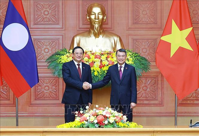 Thủ tướng Lê Minh Hưng và Thủ tướng Lào Sonexay Siphandone. Ảnh: Dương Giang – TTXVN 