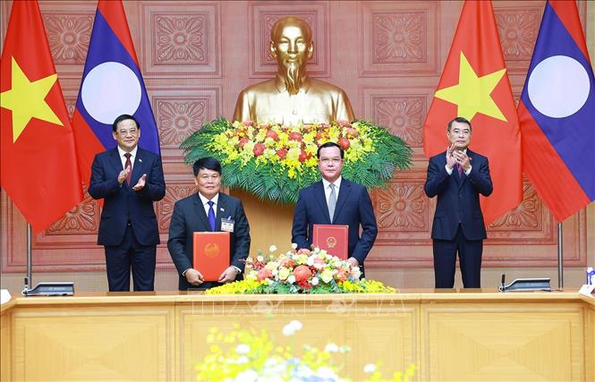 Thủ tướng Lê Minh Hưng và Thủ tướng Lào Sonexay Siphandone chứng kiến trao Thỏa thuận hợp tác giữa Bộ Dân tộc và Tôn giáo Việt Nam và Văn phòng Thủ tướng Chính phủ Lào về lĩnh vực dân tộc và tôn giáo giai đoạn 2026 - 2035. Ảnh: Dương Giang – TTXVN 