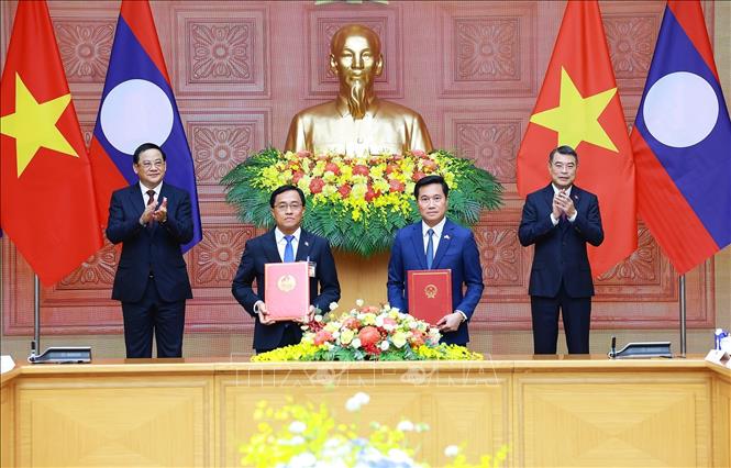Thủ tướng Lê Minh Hưng và Thủ tướng Lào Sonexay Siphandone chứng kiến trao Bản ghi nhớ giữa Chính phủ hai nước về chiến lược hợp tác trong lĩnh vực giao thông vận tải giai đoạn 2026 - 2035. Ảnh: Dương Giang – TTXVN 