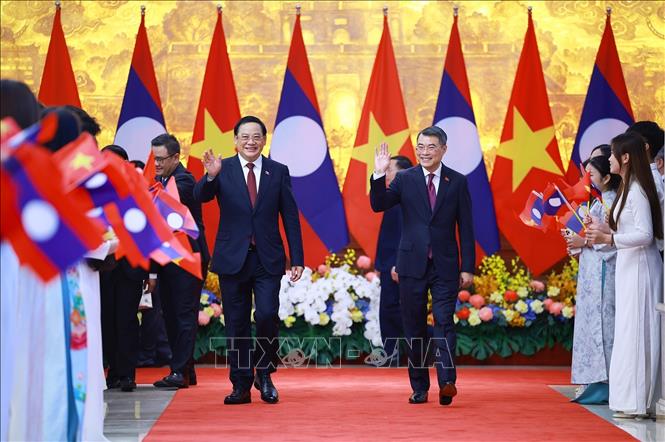Thủ tướng Lê Minh Hưng và Thủ tướng Lào Sonexay Siphandone. Ảnh: Dương Giang – TTXVN 
