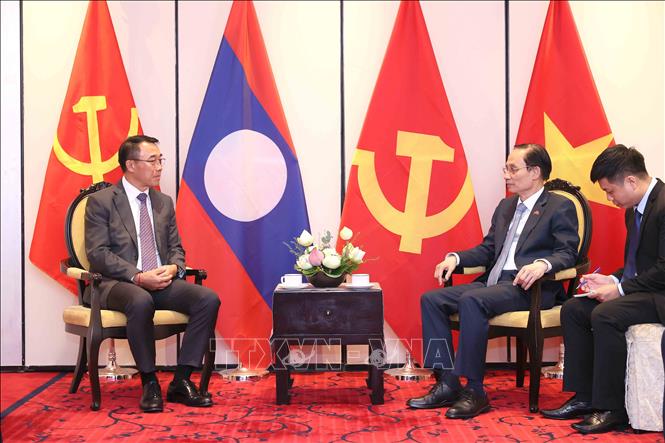 Bộ trưởng Bộ Ngoại giao Lê Hoài Trung tiếp Trưởng ban Đối ngoại Trung ương Đảng Nhân dân Cách mạng Lào Bounleua Phandanouvong. Ảnh: An Đăng - TTXVN