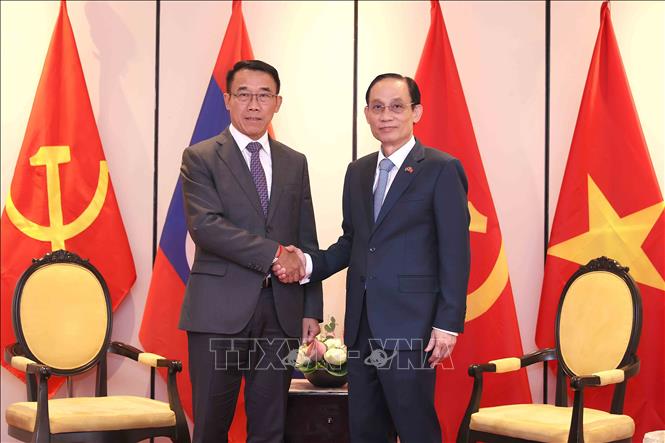 Bộ trưởng Bộ Ngoại giao Lê Hoài Trung tiếp Trưởng ban Đối ngoại Trung ương Đảng Nhân dân Cách mạng Lào Bounleua Phandanouvong. Ảnh: An Đăng - TTXVN