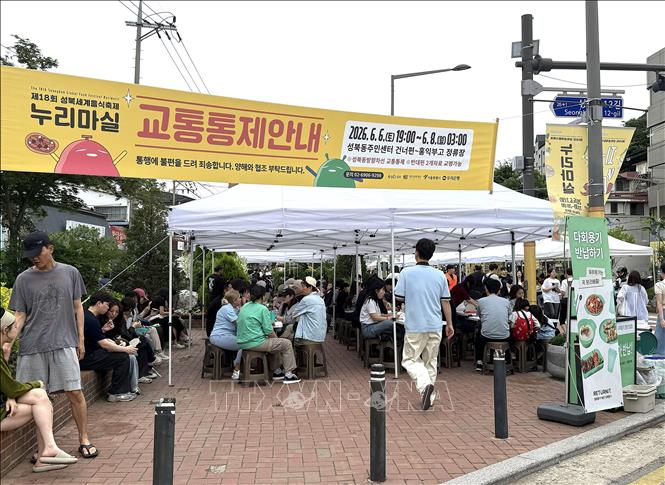 Du khách thưởng thức các món ăn đặc sắc tại Lễ hội Ẩm thực Thế giới Seongbuk Nurimasil lần thứ 18. Ảnh: Nhật Hưng (PV TTXVN tại Seoul)