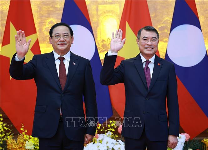 Thủ tướng Lê Minh Hưng và Thủ tướng Lào Sonexay Siphandone chụp ảnh chung trước hội đàm. Ảnh: Dương Giang – TTXVN