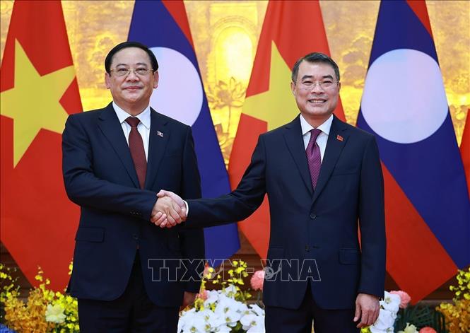 Thủ tướng Lê Minh Hưng và Thủ tướng Lào Sonexay Siphandone chụp ảnh chung trước hội đàm. Ảnh: Dương Giang – TTXVN