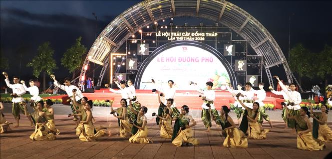 Đồng diễn trang phục Khmer. Ảnh: Hồng Nhung - TTXVN