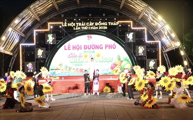 Đồng diễn trang phục Kinh. Ảnh: Hồng Nhung - TTXVN