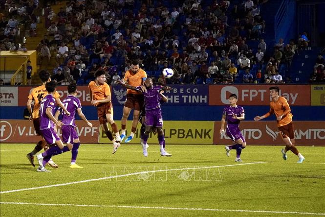 Dù giành chiến thắng 3 - 1 nhưng Becamex TP.Hồ Chí Minh vẫn phải nói lời chia tay sân chơi V.League 1 sau mùa giải đầy khó khăn do kém chỉ số đối đầu trực tiếp so với các đối thủ cạnh tranh. Ảnh: Trung Tuyến - TTXVN
