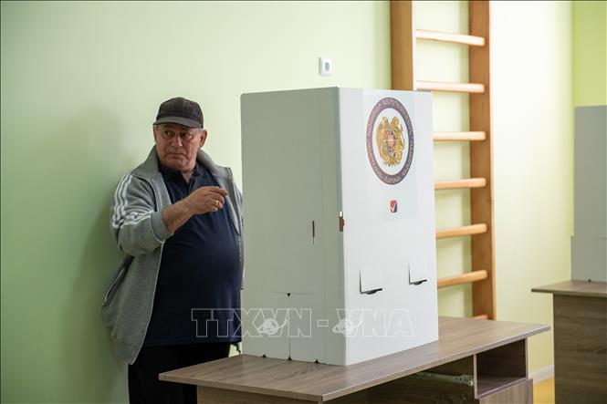 Cử tri bỏ phiếu trong cuộc bầu cử Quốc hội tại điểm bầu cử ở Yerevan, Armenia, ngày 7/6/2026. Ảnh: THX/TTXVN