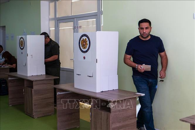 Cử tri bỏ phiếu trong cuộc bầu cử Quốc hội tại điểm bầu cử ở Yerevan, Armenia, ngày 7/6/2026. Ảnh: THX/TTXVN