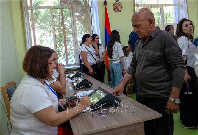 Cử tri bỏ phiếu trong cuộc bầu cử Quốc hội tại điểm bầu cử ở Yerevan, Armenia, ngày 7/6/2026. Ảnh: THX/TTXVN