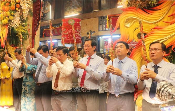 Lãnh đạo tỉnh An Giang thực hiện nghi thức thỉnh Thánh Mẫu vào nhập miếu. Ảnh: Công Mạo-TTXVN