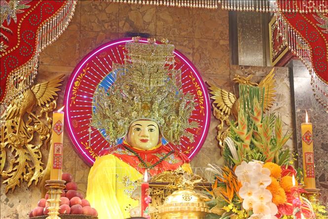 Tượng Bà Chúa Xứ núi Sam - điểm tựa tinh thần của người dân An Giang. Ảnh: Công Mạo-TTXVN