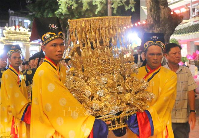 Nghi thức thỉnh Thánh Mẫu vào nhập miếu. Ảnh: Công Mạo-TTXVN