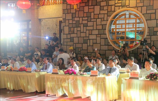 Đại biểu tham dự Chương trình sân khấu hóa Lễ phục hiện rước tượng Bà từ trên đỉnh núi Sam về Miếu Bà. Ảnh: Công Mạo-TTXVN