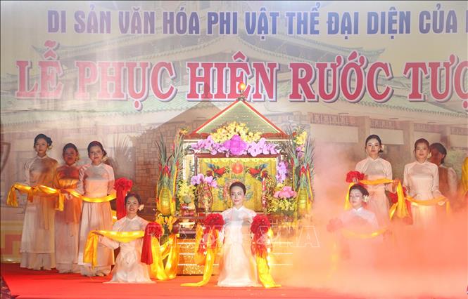 Chương trình sân khấu hóa Lễ phục hiện rước tượng Bà từ trên đỉnh núi Sam về Miếu Bà. Ảnh: Công Mạo-TTXVN
