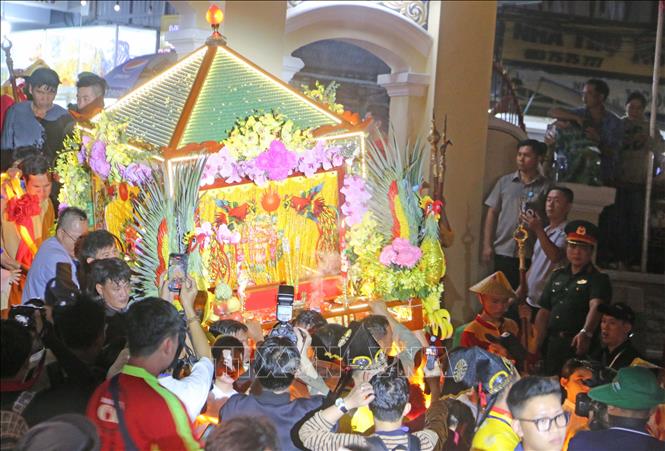 Chương trình sân khấu hóa Lễ phục hiện rước tượng Bà từ trên đỉnh núi Sam về Miếu Bà. Ảnh: Công Mạo-TTXVN
