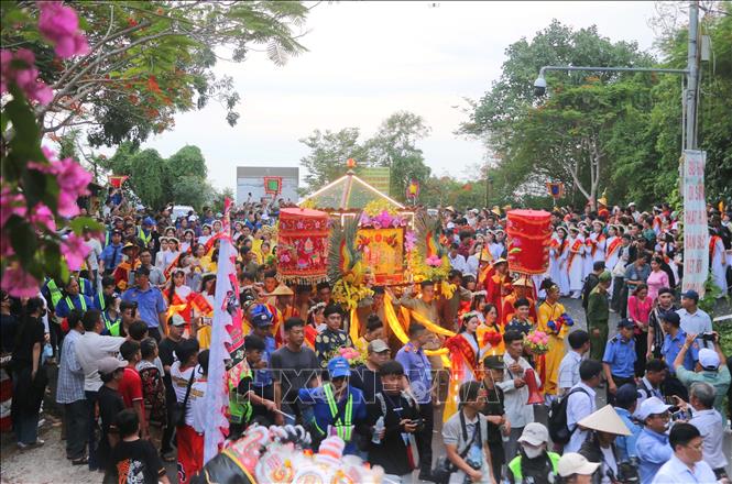 Hàng ngàn du khách và nhân dân tham cùng dự Lễ phục hiện rước tượng Bà Chúa Xứ núi Sam từ đình núi Sam xuống Miếu Bà. Ảnh: Công Mạo-TTXVN