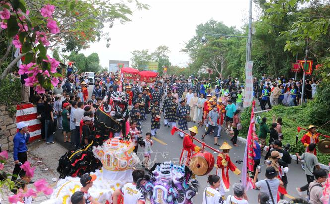 Hàng ngàn du khách và nhân dân tham cùng tham gia Lễ phục hiện rước tượng Bà Chúa Xứ núi Sam từ đình núi Sam xuống Miếu Bà. Ảnh: Công Mạo-TTXVN