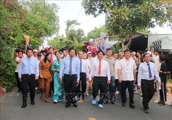Lãnh đạo tỉnh An Giang cùng tham Lễ phục hiện rước tượng Bà Chúa Xứ núi Sam từ đình núi Sam xuống Miếu Bà. Ảnh: Công Mạo-TTXVN