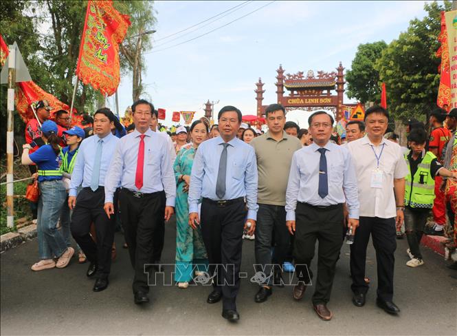 Lãnh đạo tỉnh An Giang cùng tham Lễ phục hiện rước tượng Bà Chúa Xứ núi Sam từ đình núi Sam xuống Miếu Bà. Ảnh: Công Mạo-TTXVN