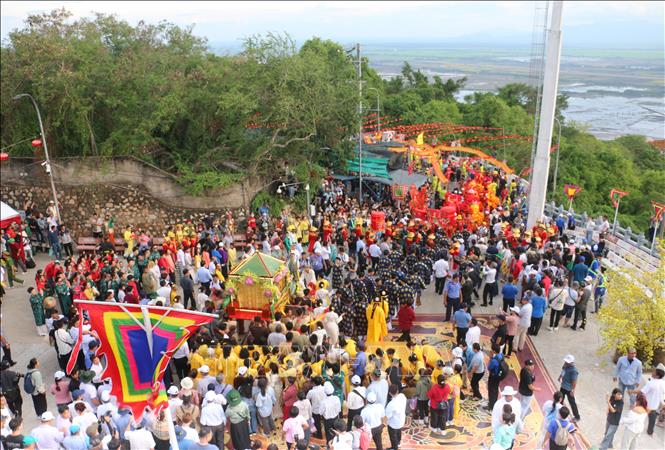 Hàng ngàn du khách và nhân dân tham cùng tham gia Lễ phục hiện rước tượng Bà Chúa Xứ núi Sam từ đình núi Sam xuống Miếu Bà. Ảnh: Công Mạo-TTXVN