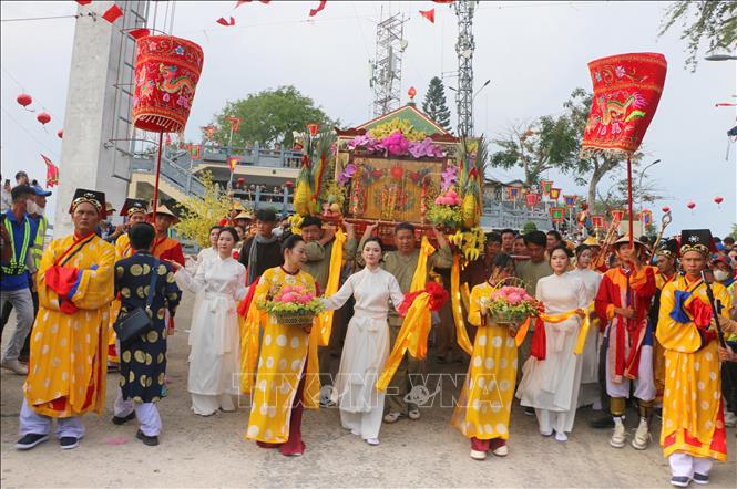 Chương trình sân khấu hóa Lễ phục hiện rước tượng Bà xuống núi. Ảnh: Công Mạo-TTXVN
