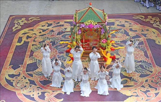 Chương trình sân khấu hóa Lễ phục hiện rước tượng Bà xuống núi. Ảnh: Công Mạo-TTXVN