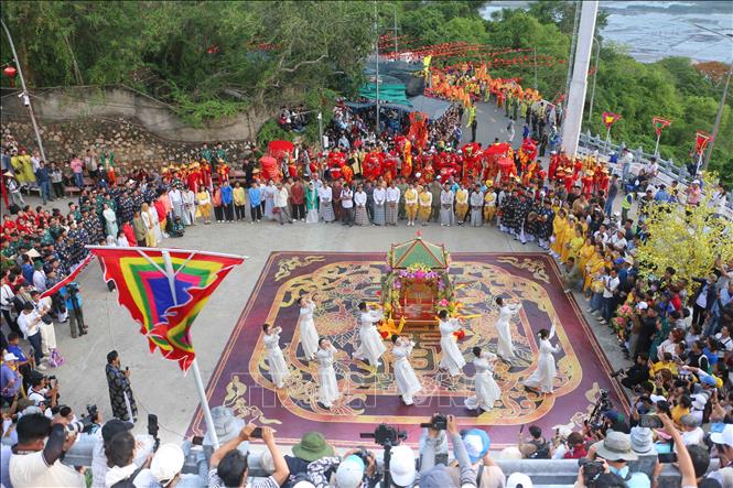 Chương trình sân khấu hóa Lễ phục hiện rước tượng Bà xuống núi. Ảnh: Công Mạo-TTXVN